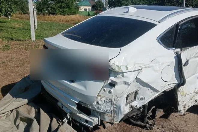 Реальный выкупленный автомобиль: белый седан с тяжёлыми повреждениями задней части