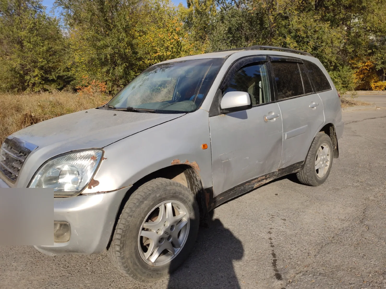 Реальный выкупленный автомобиль: серебристый chery tiggo с очагами коррозии