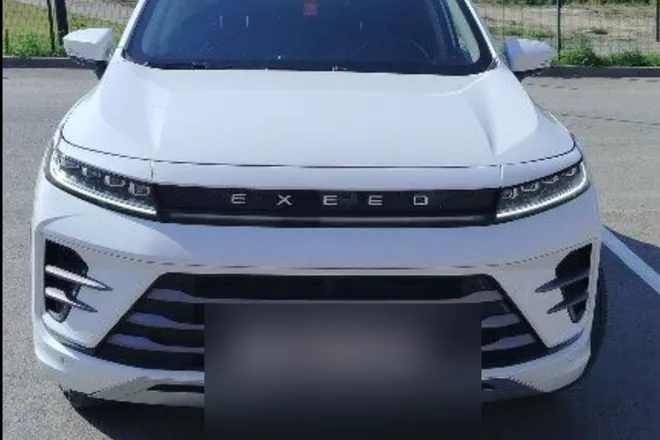 Реальный выкупленный автомобиль: белый кроссовер exeed
