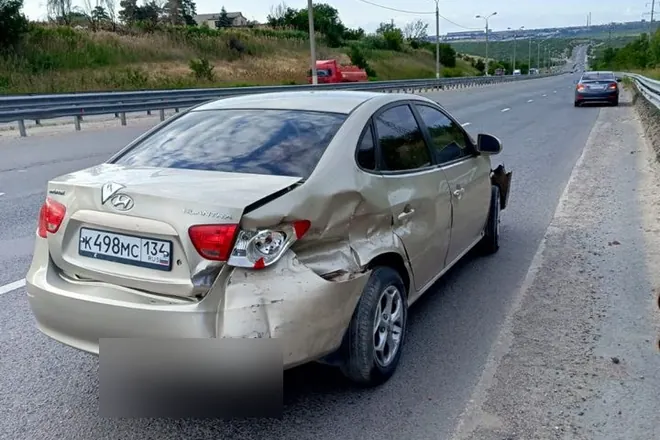 Реальный выкупленный автомобиль: седан hyundai с повреждённой задней частью