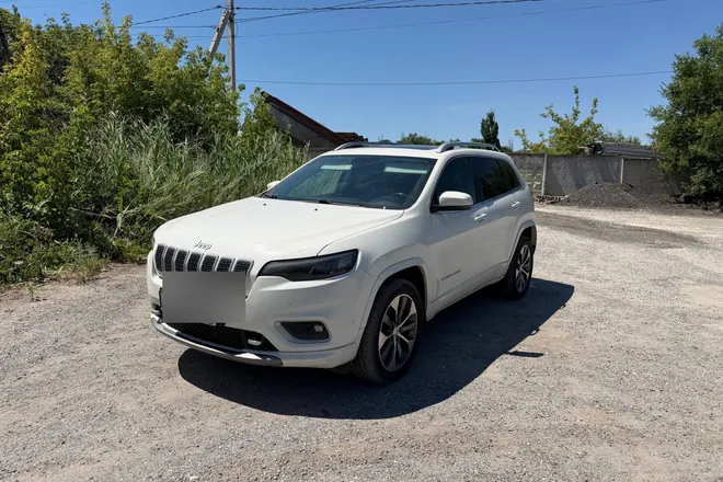 Белый внедорожник Jeep Cherokee — пример выкупленного автомобиля