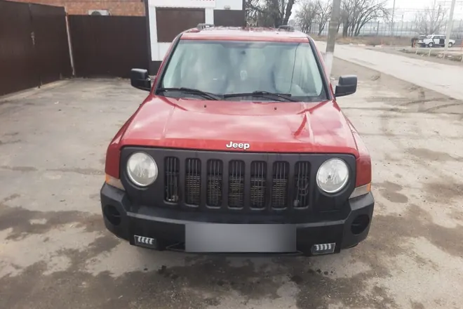 Красный Jeep Patriot — выкупленный внедорожник