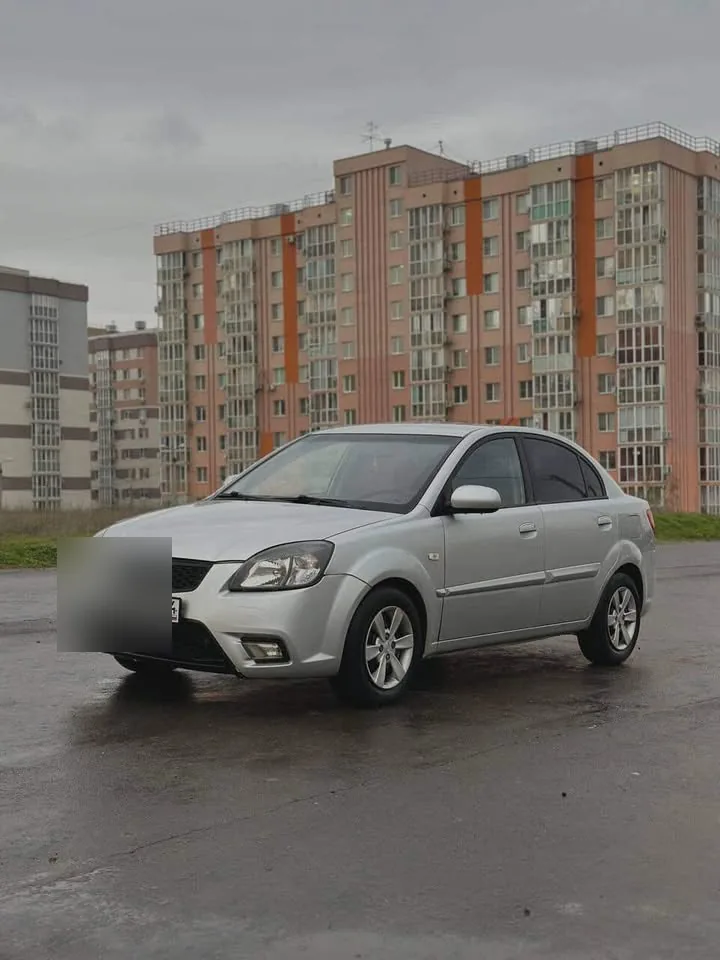 Серебристый Kia Rio — пример выкупленного автомобиля