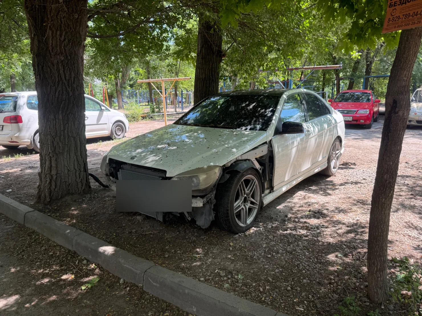 Mercedes-Benz с разобранной передней частью — пример выкупа битого автомобиля