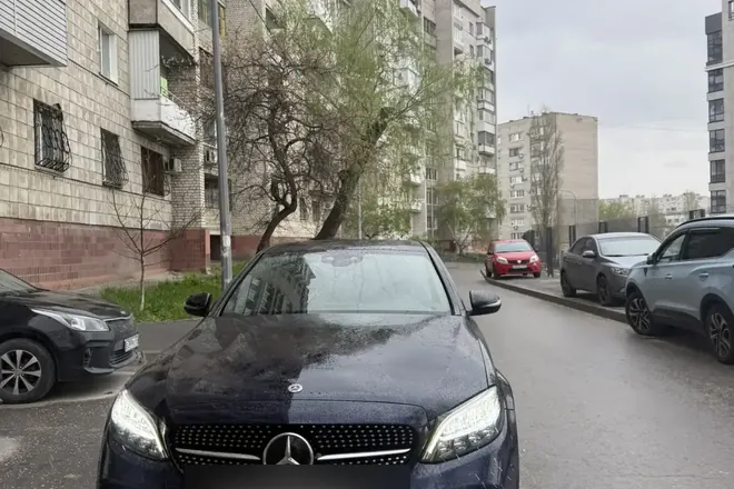 Тёмный Mercedes-Benz — пример выкупленного премиального седана