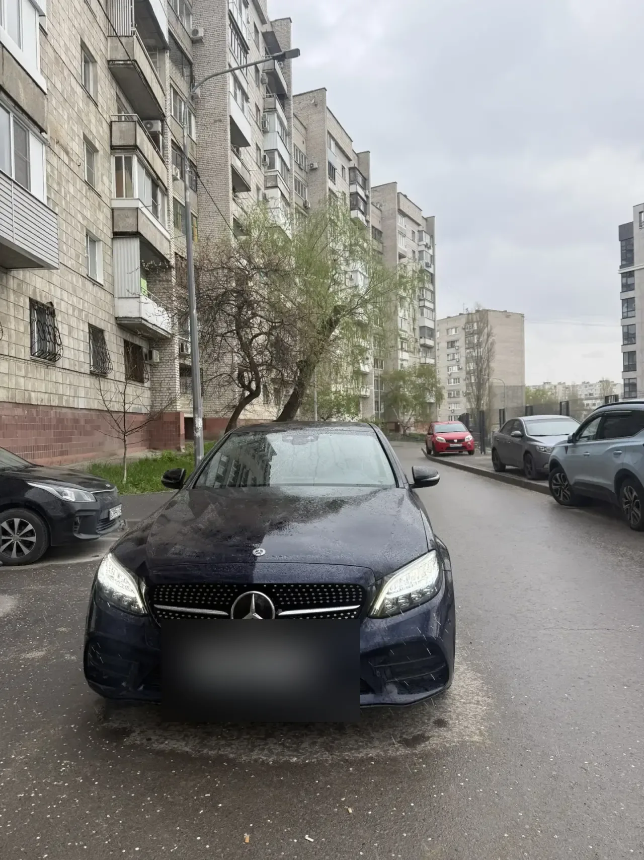 Тёмный Mercedes-Benz — пример выкупленного премиального седана