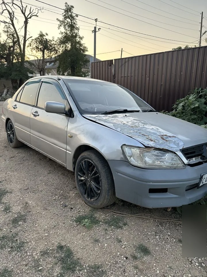 Реальный выкупленный автомобиль: mitsubishi lancer с повреждённым покрытием капота