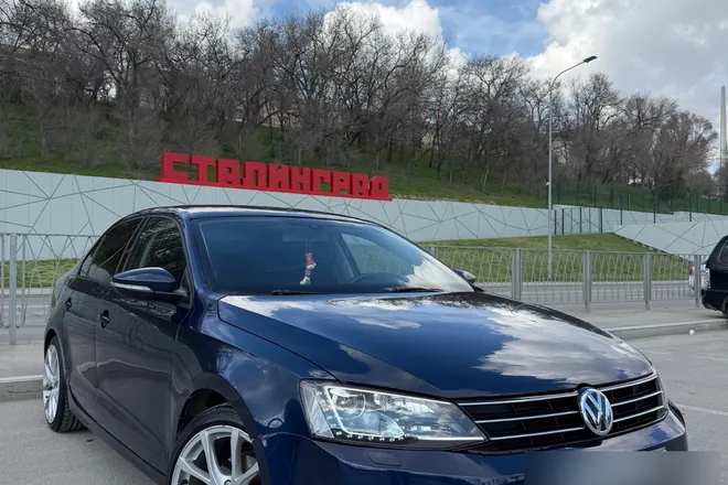 Синий Volkswagen Polo — пример выкупленного автомобиля