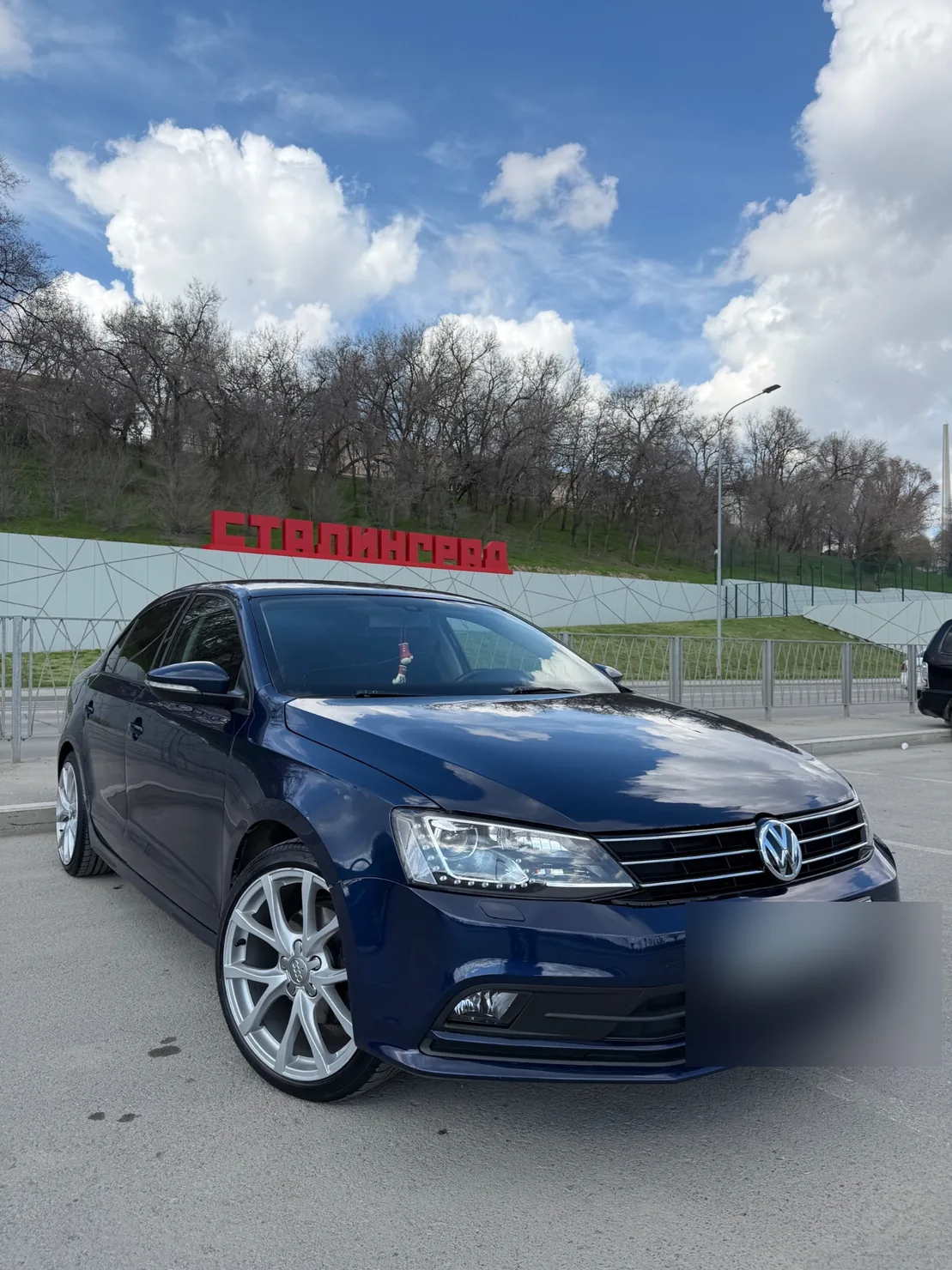 Синий Volkswagen Polo — пример выкупленного автомобиля